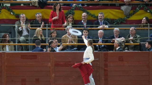 Olga Casado le brinda un toro a Ayuso en la corrida benéfica por Valencia.