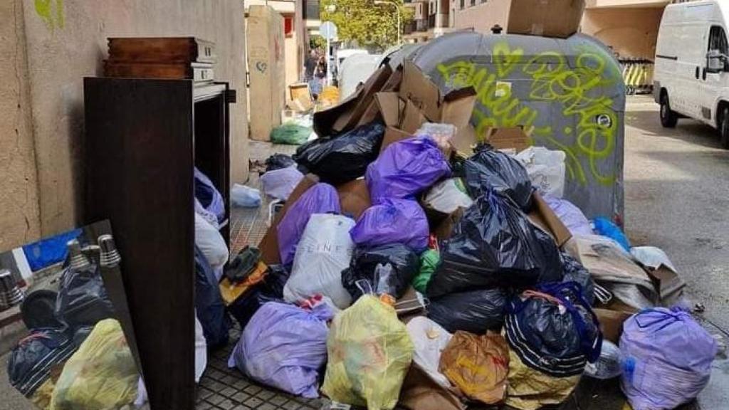 Imagen de archivo de una calle con basura acumulada.