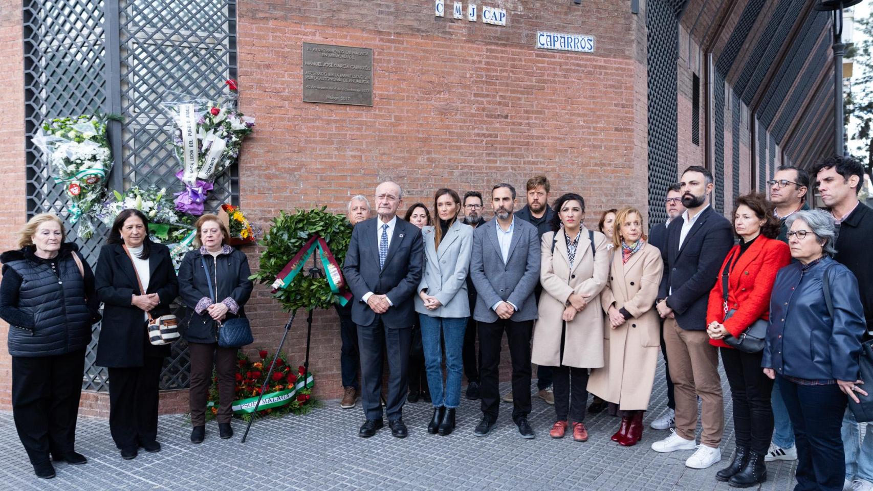 La Corporación municipal en el homenaje a García Caparrós.