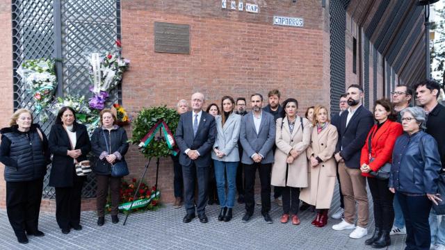 La Corporación municipal en el homenaje a García Caparrós.