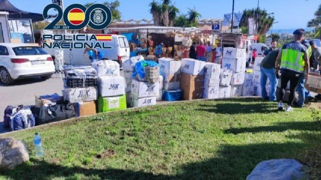 Los efectos falsificados que se han intervenido en un mercadillo de Marbella.