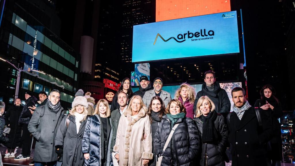 La delegación marbellí en Times Square con el anuncio de Marbella en la pantalla gigante.