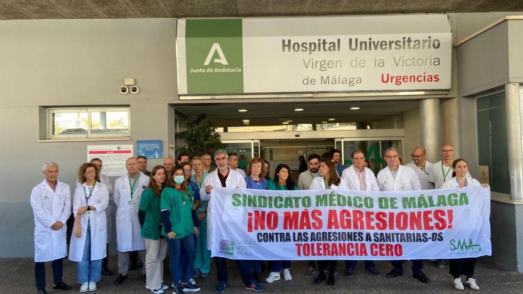 Sanitarios concentrados tras la agresión que sufrió una profesional en el Clínico el pasado martes.