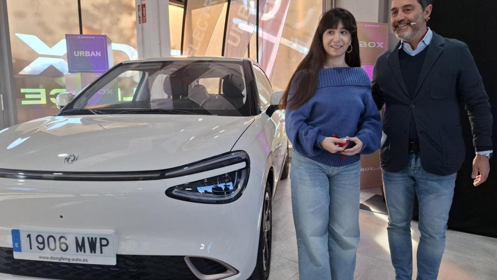 Marina Simón recibe las llaves de su coche de la mano de Ignacio Román (Dongfeng).