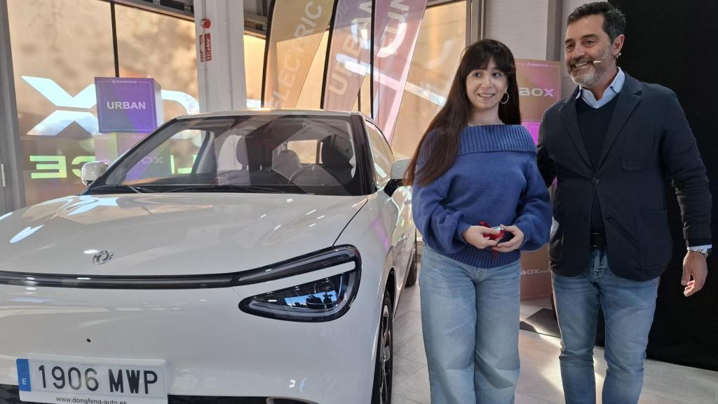 Marina Simón recibe las llaves de su coche de la mano de Ignacio Román (Dongfeng).