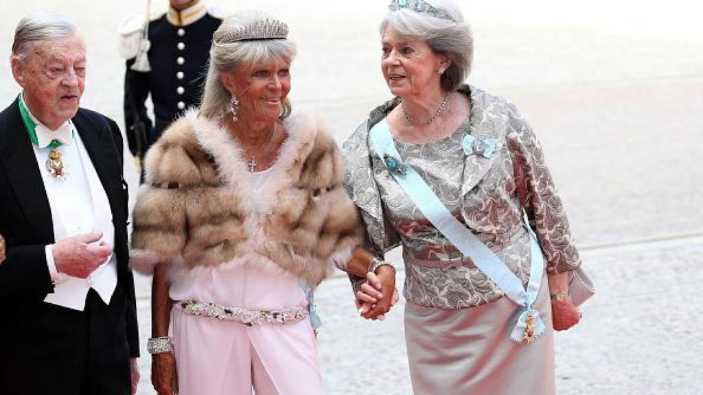 La Princesa (de rosa) con su hermana Margarita en la boda de Carlos Felipe de Suecia.