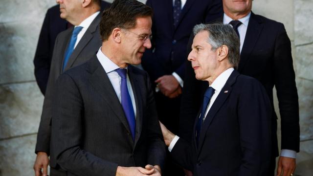 Mark Rutte, secretario general de la OTAN, con el saliente Antony Blinken en la cumbre de dos días en Bruselas.