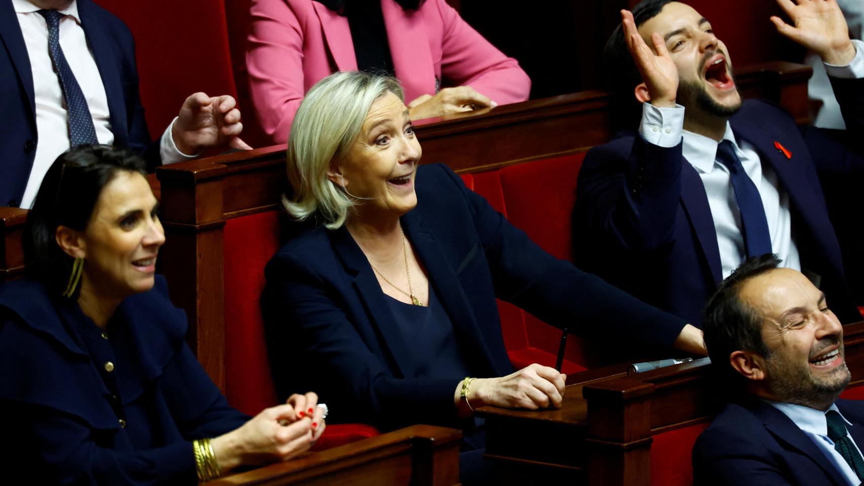 Marine Le Pen, junto a sus compañeros Jean-Philippe Tanguy y Sébastien Chenu en la moción de censura.