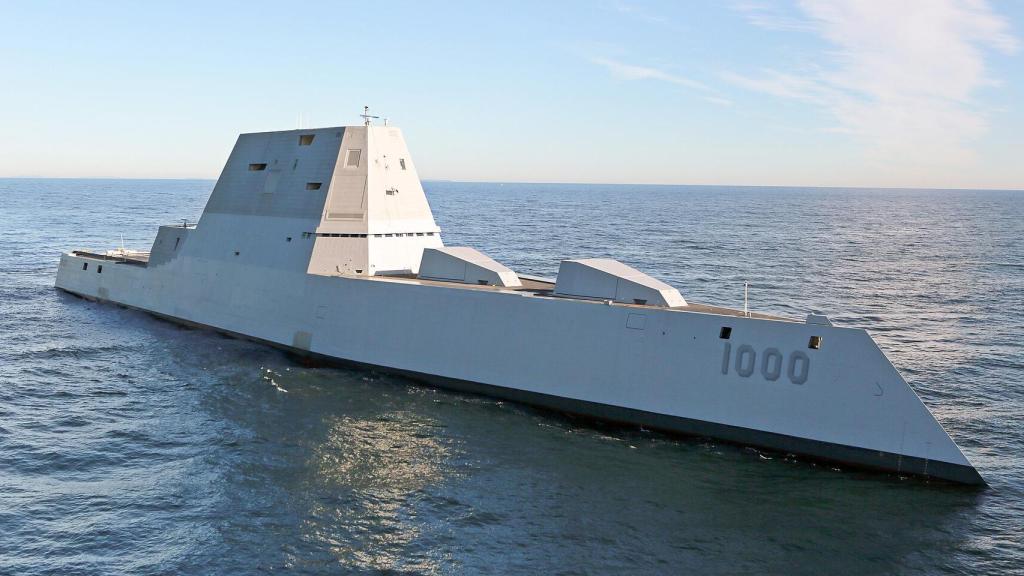 El destructor USS Zumwalt durante sus primeras pruebas