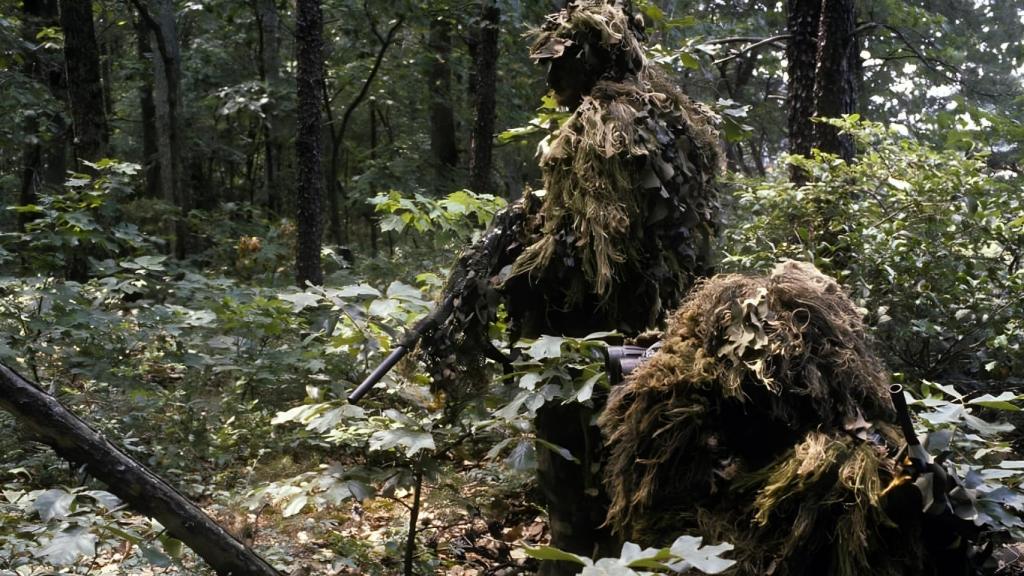 Soldados camuflados en el bosque