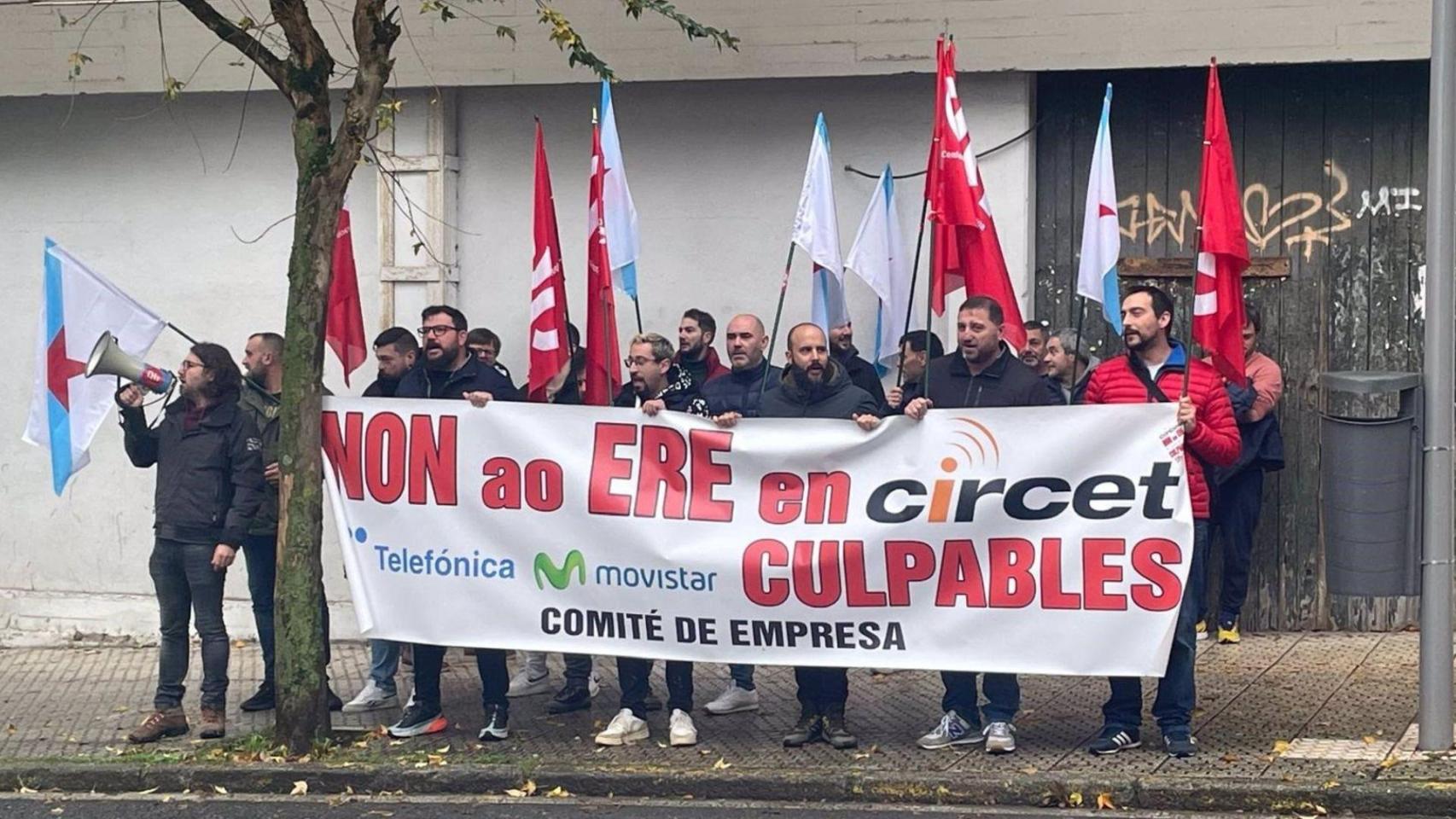 Protesta de los trabajadores de Circet a las puertas del Parlamento de Galicia.