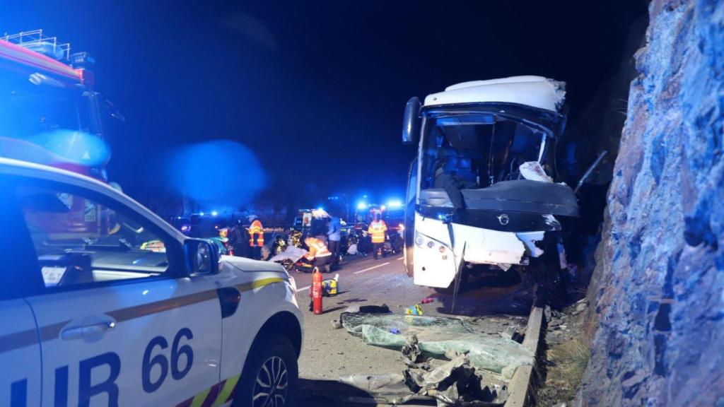 El autobús, que salió de Cataluña, tras el accidente en los Pirineos franceses.