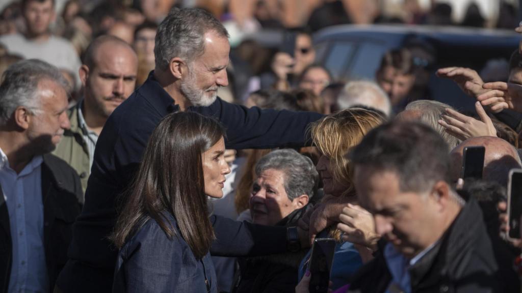 Los Reyes Felipe VI y Letizia saludan a los vecinos de Utiel durante su visita a la localidad afectada por la DANA, imagen de archivo. Europa Press / Jorge Gil