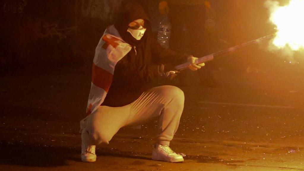 Manifestación en Tbilisi contra la decisión del gobierno georgiano de suspender las negociaciones para unirse a la UE.