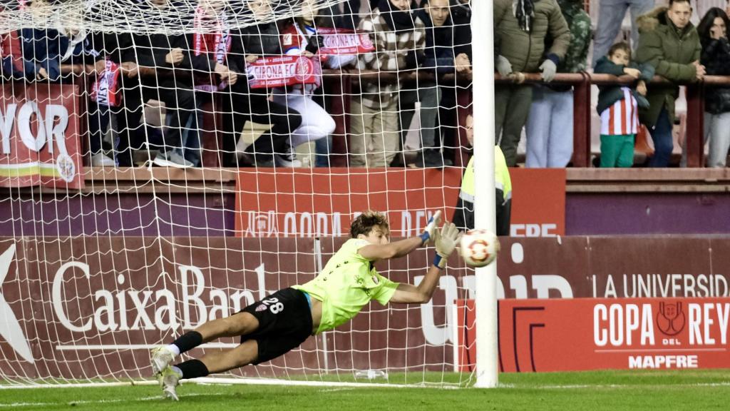 Pol Arnau parando el penalti a Abel Ruiz en la tanda decisiva.