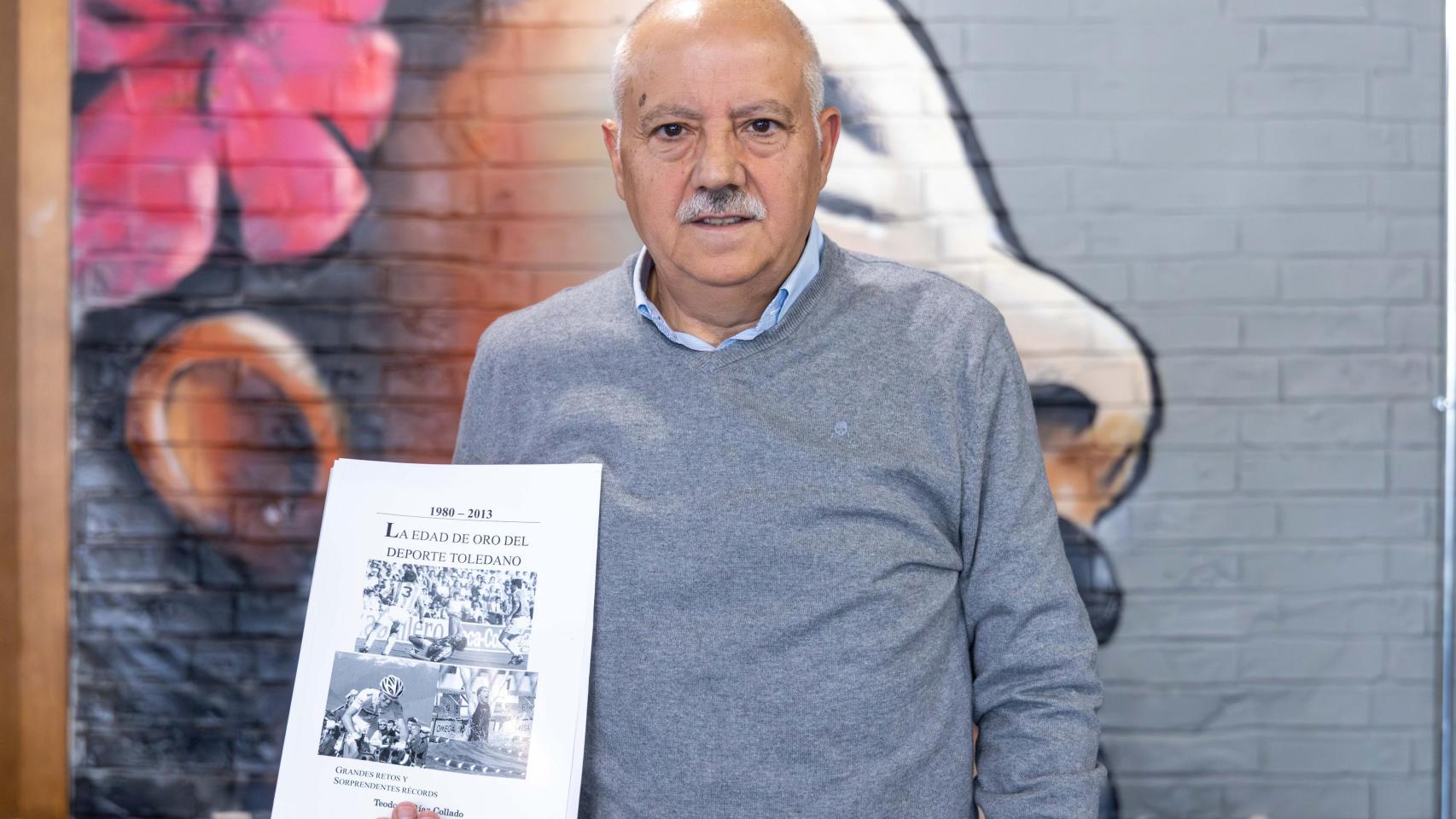 El periodista Teo Díaz posa con su libro 'La Edad de Oro del deporte toledano'.