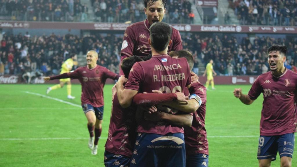 Los jugadores del Pontevedra celebran el gol de la victoria.