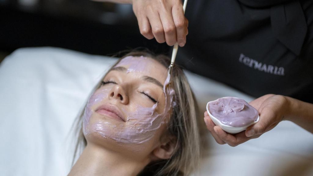 Una mujer haciéndose un tratamiento facial en Termaria.