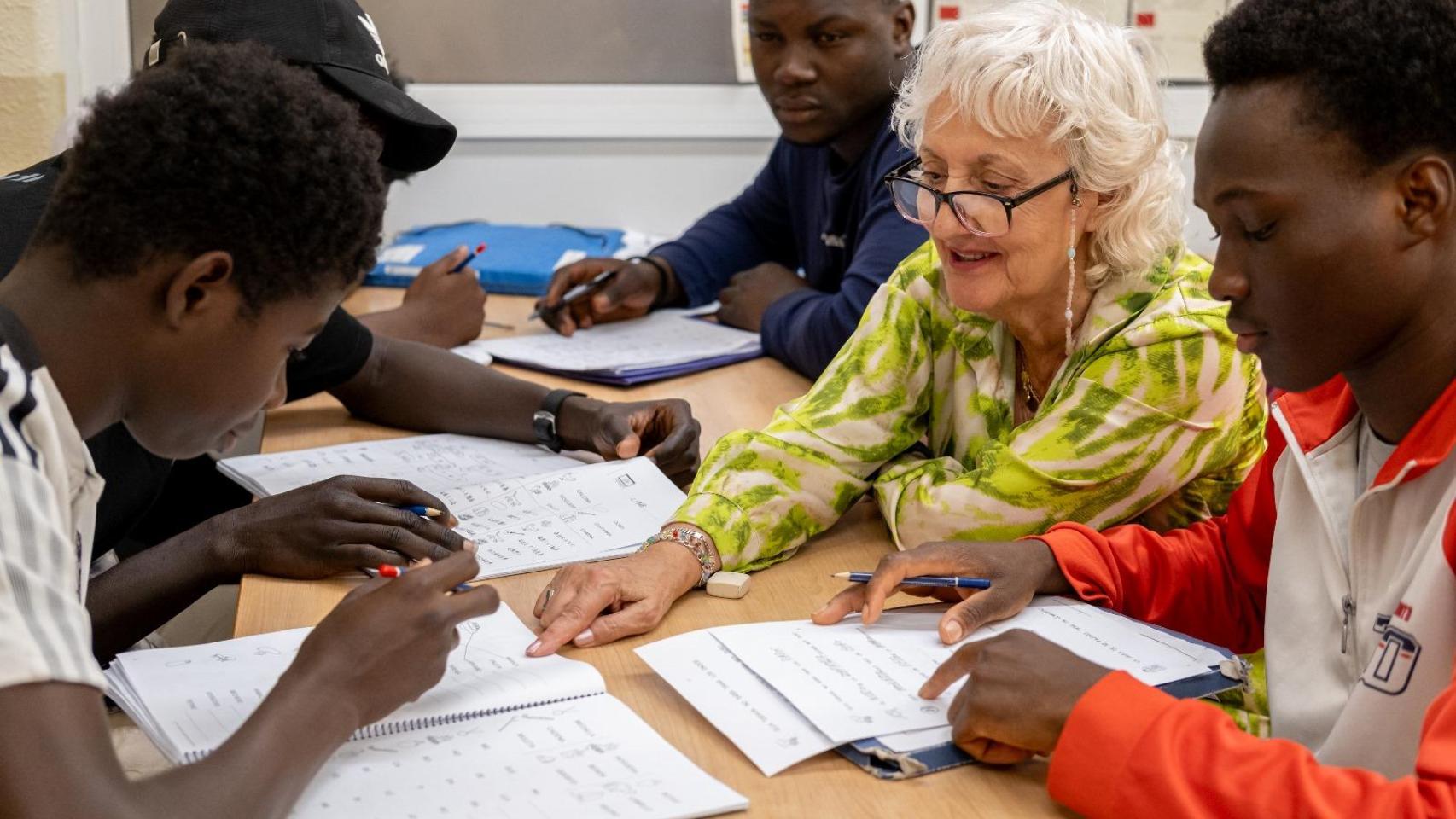 Estrella Jurado, voluntaria aragonesa, en sus clases colaborando con Ozanam.