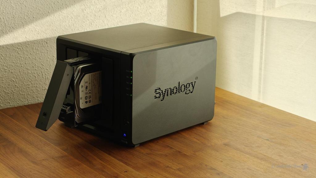 NAS Synolgy DS923+ con una bahía abierto