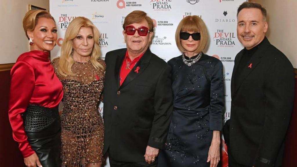 Donatella Versace junto a Elton John, Vanessa William o Anna Wintour