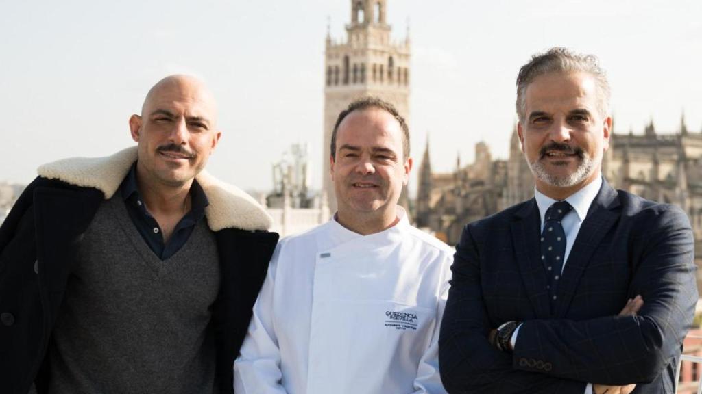 Raúl Romero, el chef David Fernandez y el director del hotel Querencia Jorge González