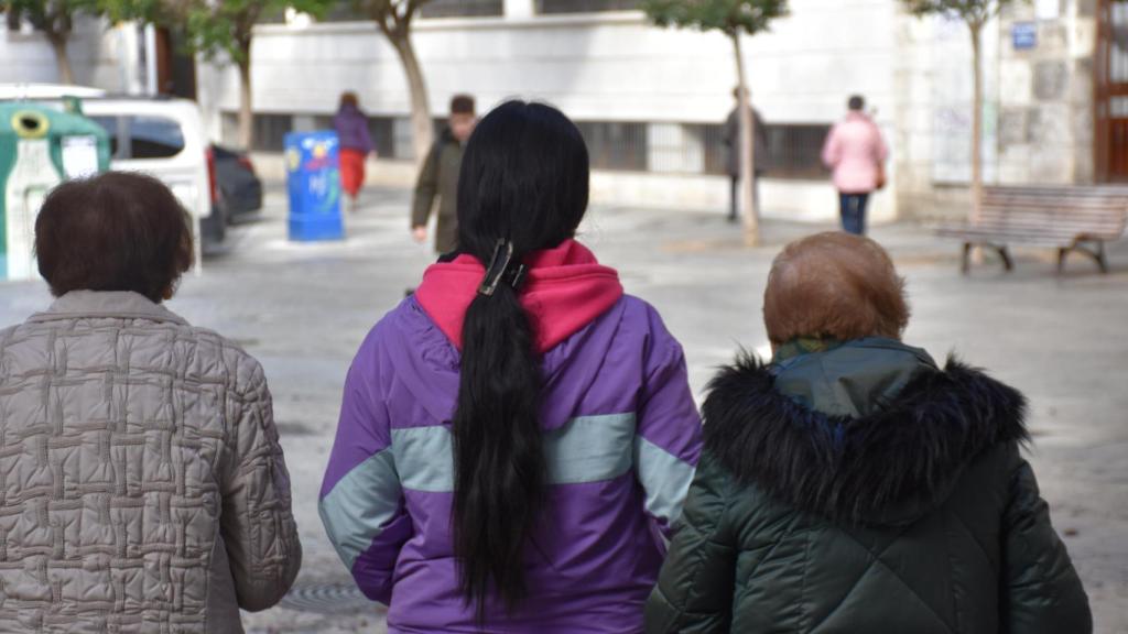 Una de las estudiantes de paseo con su abuela adoptiva