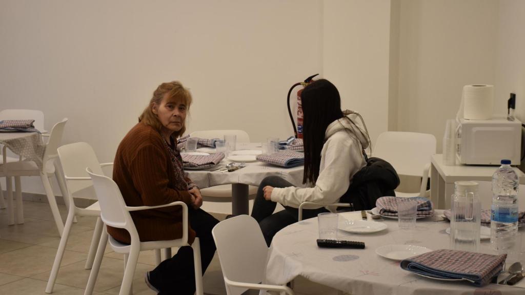 Una de las estudiantes hablando en la cocina con su abuela adoptiva