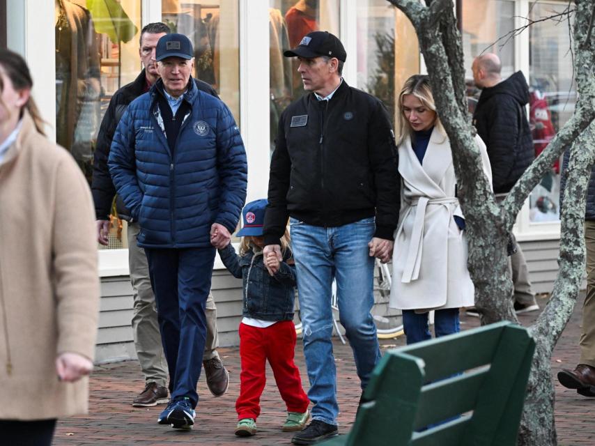 El presidente de Estados Unidos, Joe Biden, acompañado por Hunter Biden, Beau Jr. y Melissa Cohen Biden , caminando por el centro de Nantucket, Massachusetts, el 29 de noviembre de 2024.