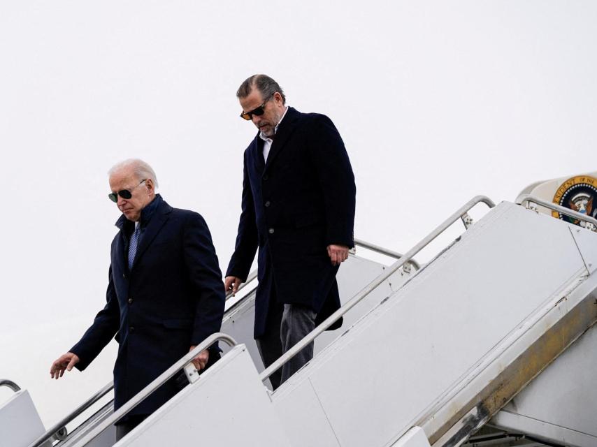 El presidente estadounidense Joe Biden y su hijo Hunter Biden desembarcan del Air Force One en la base aérea de la Guardia Nacional Hancock Field en Syracuse, Nueva York, el 4 de febrero de 2023.