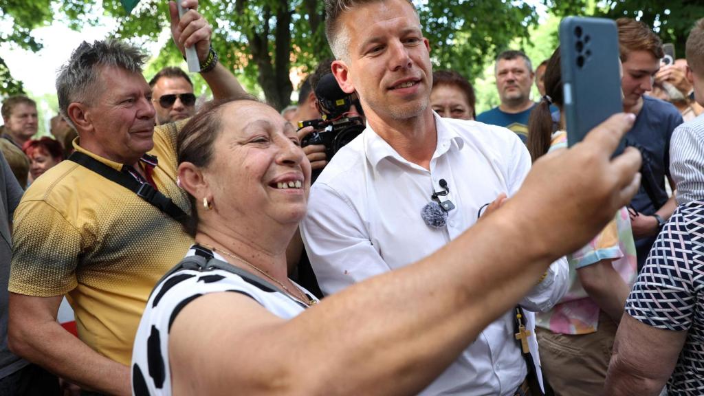 El candidato del partido húngaro TISZA en un mitin con romaníes durante la campaña electoral de las últimas europeas.