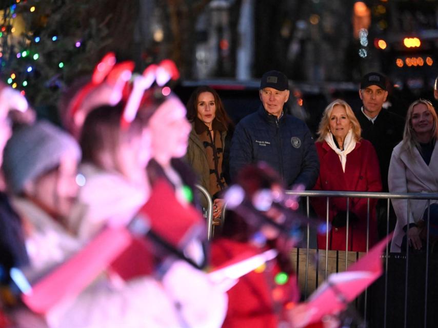 El presidente de Estados Unidos, Joe Biden, acompañado por la primera dama Jill Biden , Hunter Biden , Beau Jr., Ashley Biden y Melissa Cohen Biden , observa una ceremonia de iluminación del árbol de Navidad en el centro de Nantucket, Massachusetts, el 29 de noviembre de 2024.