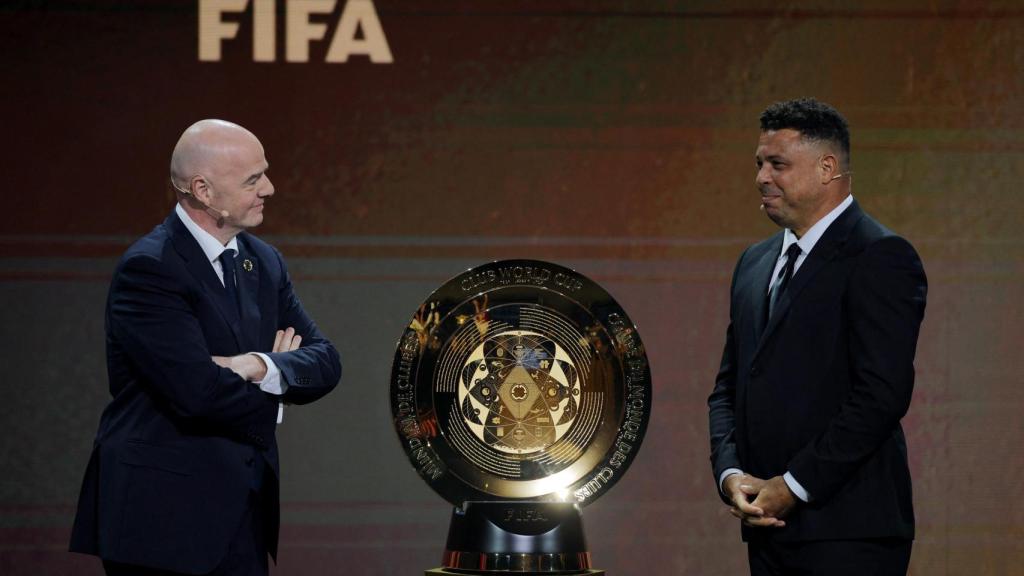 Infantino y Ronaldo, con el trofeo del Mundial de Clubes.