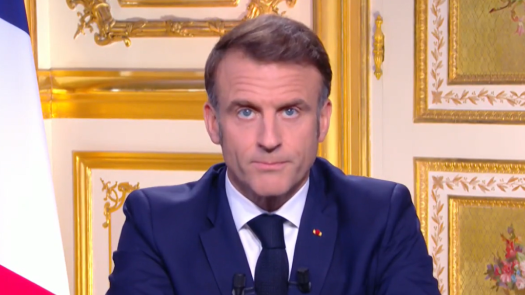 Emmanuel Macron, durante su breve discurso a la nación.