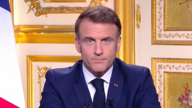 Emmanuel Macron, durante su breve discurso a la nación.