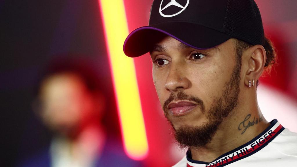 Lewis Hamilton con la mirada perdida tras el GP de Qatar.