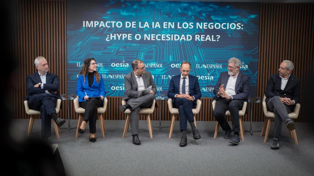 De izquierda a derecha: César Corachán (Enagás), Elisa Mendívil Miral (Siemens Mobility), Alfonso Muñoz (EL ESPAÑO-Invertia), Isidoro Gutiérrez (Grupo Oesía), José Miguel González Aguilera (Ayuntamiento de Madrid) y Javier Casado (Santalucía)