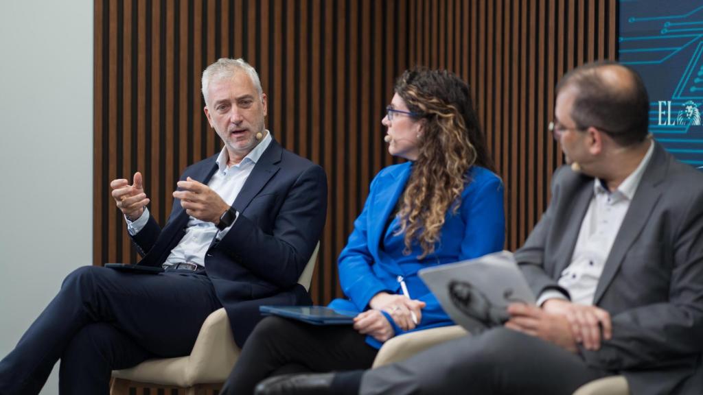 De izquierda a derecha: César Corachán (Enagás), Elisa Mendívil Miral (Siemens Mobility) y Alfonso (EL ESPAÑOL-Invertia).