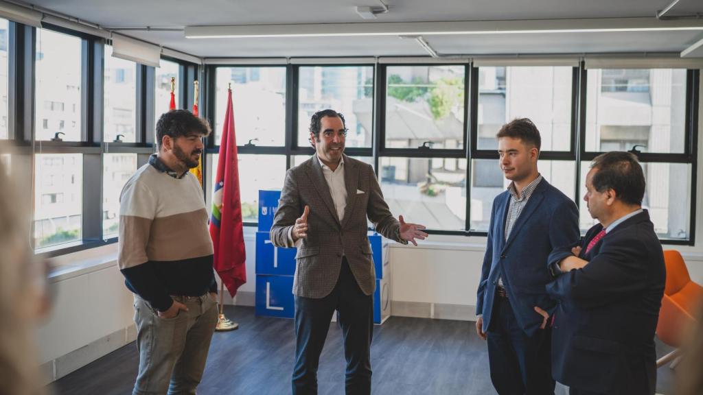 Adrián, Antonio Sánchez (director general de planificación de RRHH del Ayuntamiento), Daniel y su padre.