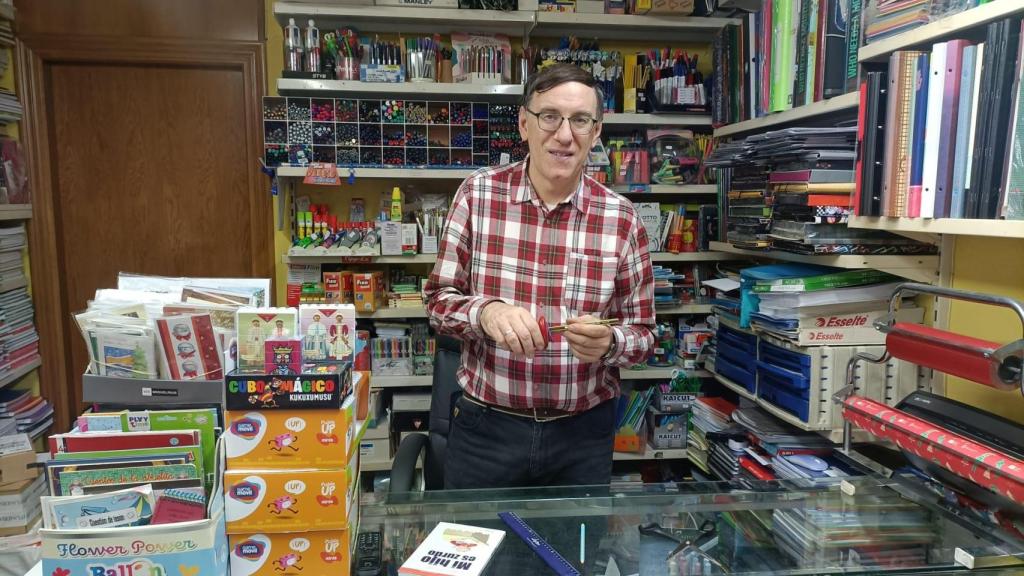 Juan Carlos Luqiín, portando una tijera para zurdos en su tienda.