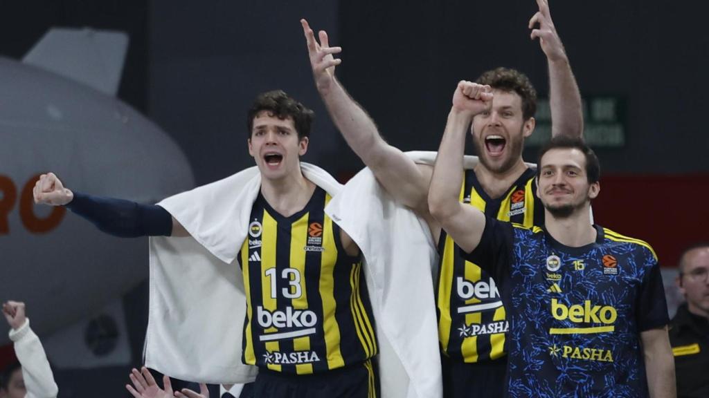 Los jugadores del Fenerbahçe celebran una acción ante el Real Madrid.