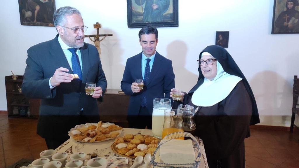 El presidente de las Cortes, Carlos Pollán, el director de la Fundación de Castilla y León, Juan Zapatero, y la madre superiora del Monasterio de Santa Clara de Carrión de los Condes, Sor Micaela, degustan algunas de las pastas elaboradas en el Monasterio, este jueves