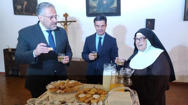 El presidente de las Cortes, Carlos Pollán, el director de la Fundación de Castilla y León, Juan Zapatero, y la madre superiora del Monasterio de Santa Clara de Carrión de los Condes, Sor Micaela, degustan algunas de las pastas elaboradas en el Monasterio, este jueves