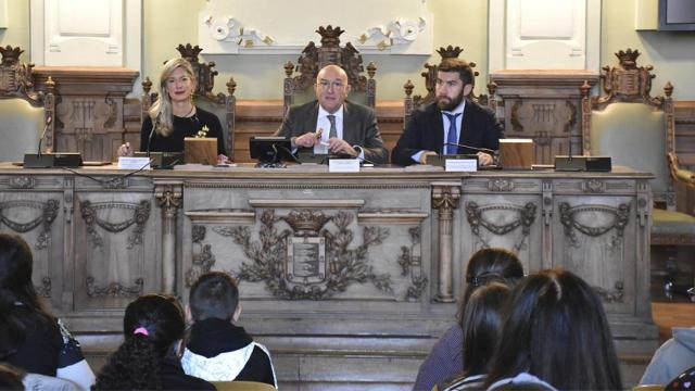 Jesús Julio Carnero, junto a Francisco Blanco e Irene Carvajal en el acto de la Constitución