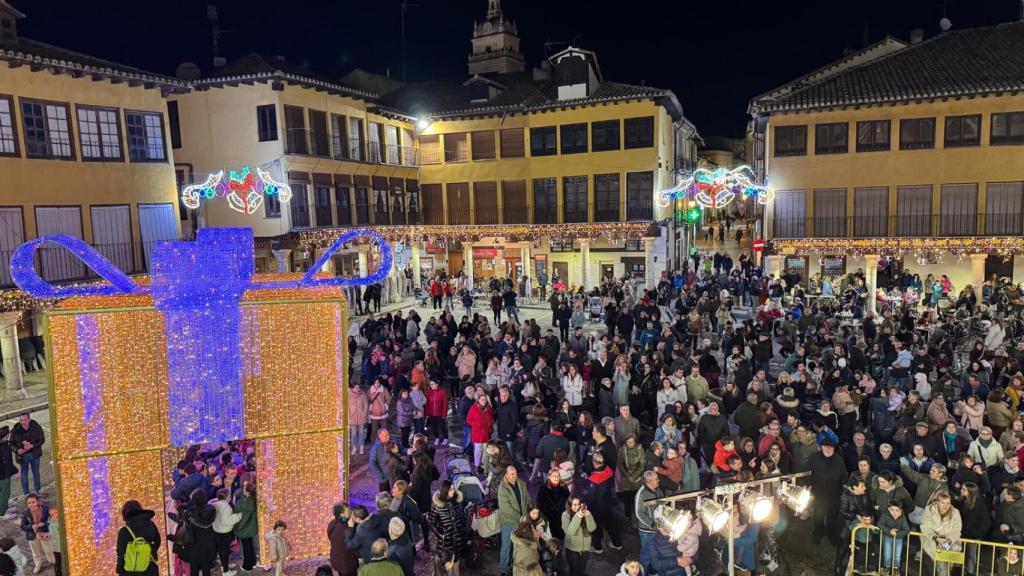 Tordesillas da la bienvenida a la Navidad con el encendido de luces