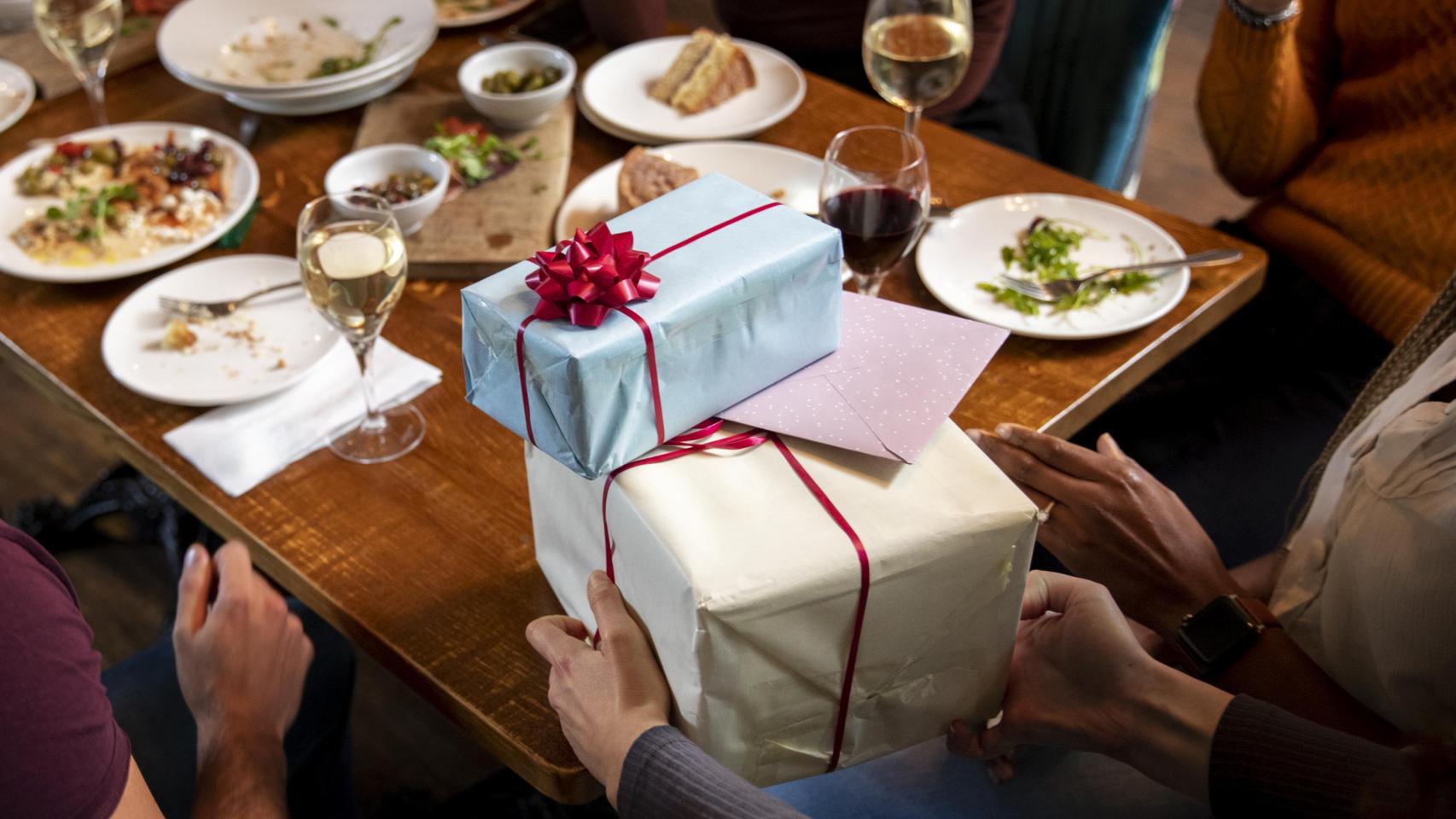 Regalos en una cena de Navidad