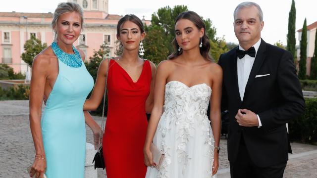 Ramón García y Patricia Cerezo junto a sus dos hijas, en la puesta de largo de su primogénita en 2021. Verónica posa al lado de su madre.