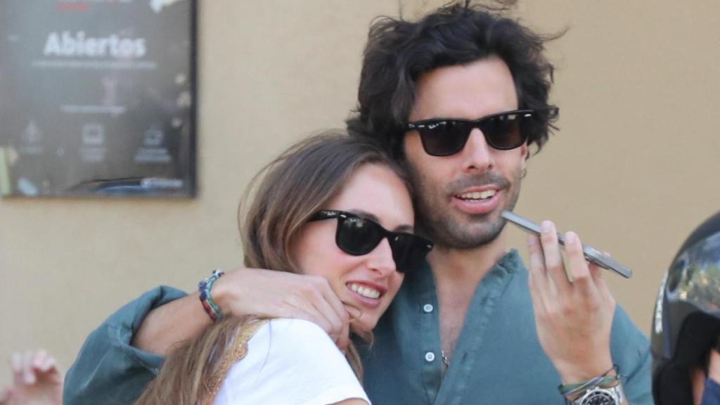 Renata Collado y Alonso Aznar en las calles de Madrid.