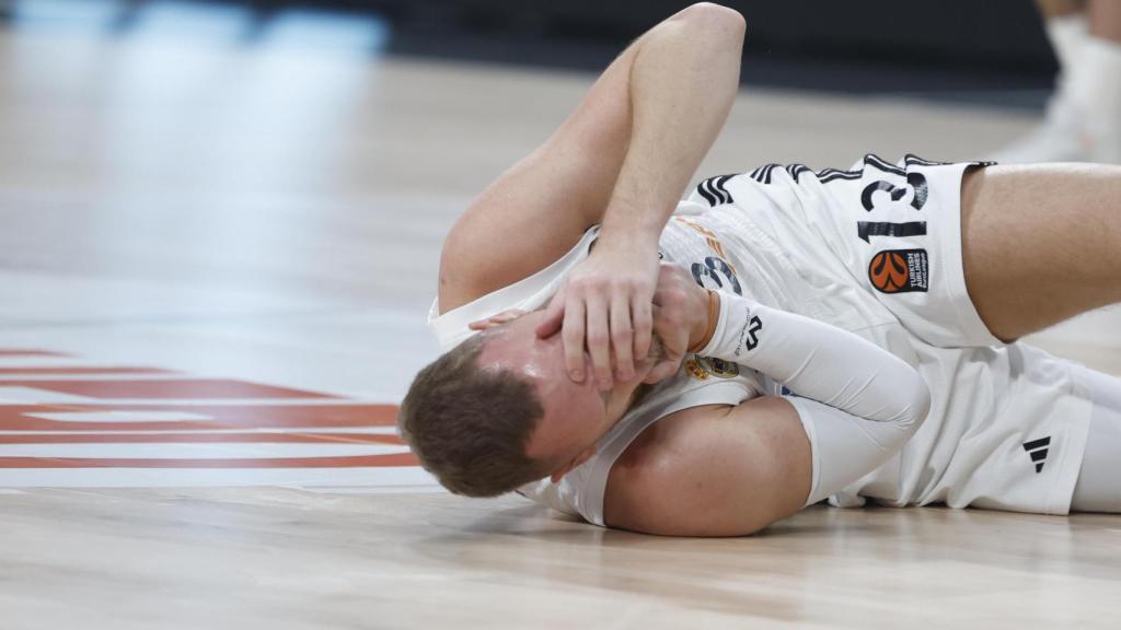 Dzanan Musa, del Real Madrid de baloncesto, se duele de un golpe en el suelo.