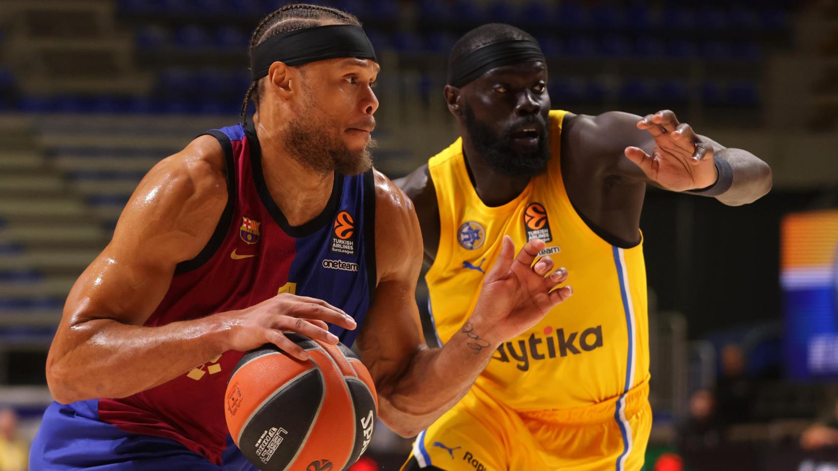 Justin Anderson se lleva el balón en el partido ante el Maccabi.